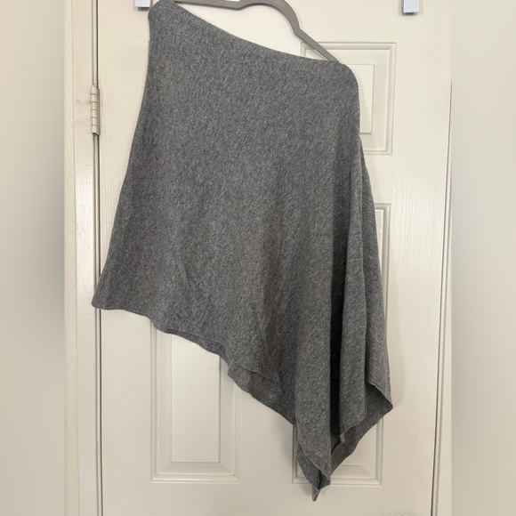 Amicale cashmere asymmetrical poncho one size NEW WITH TAGS - Picture 2 of 3